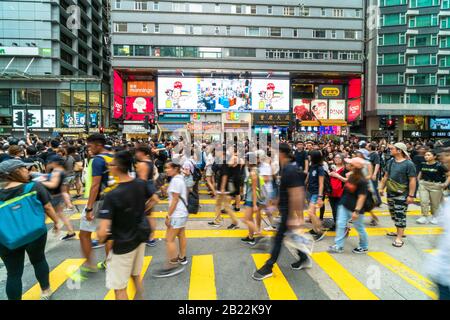 Hong KONG, HONG KONG - LUGLIO 2019 : Folla Inriconoscibile Protestante camminare intorno a Tsim Sha Tsui Street area il 7 luglio 2019, Hong Kong, Il fuggitivo la Foto Stock