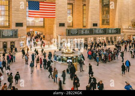 New York, USA - MAR 2019 : passeggeri e turisti non definiti che visitano la Grand Central Station il 29 marzo 2019. Midtown Manhattan, New York City. Uni Foto Stock