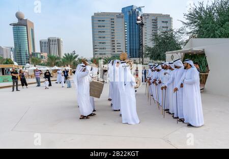 Cultura Araba del Medio Oriente - Emirato Men Performing al Ayala Traditional Dance - Arabic Men Cloth Foto Stock