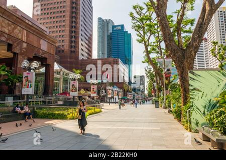 Orchard Road, Singapore, famosa per essere la principale strada dello shopping in Singapore con i negozi di marca più designer e costosi. Singapore, Asia Foto Stock