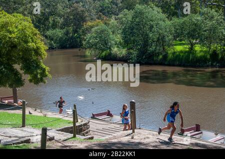 Visitatori del fine settimana a Studley Park Boathouse sul fiume Yarra, Melbourne, Australia Foto Stock