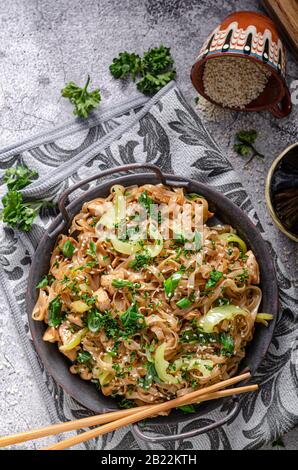 Tagliatelle croccanti con pollo arrosto, verdure fresche e salsa di soia Foto Stock