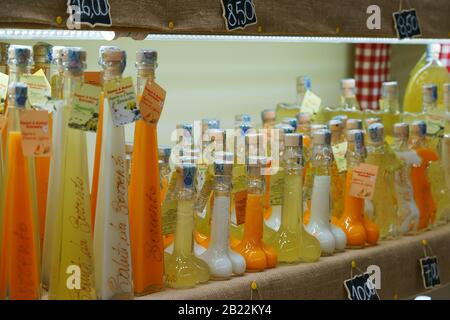 Bottiglie Limoncello e liquore arancello nel negozio di souvenir Sorrento, Campania, Italia Foto Stock