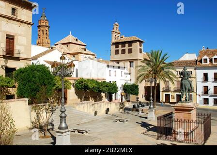 Plaza Guerrero Munoz con il museo a sinistra, la torre di Iglesia San Sebastian secondo a sinistra e il convento Incarnacion al centro, Antequera, Spagna. Foto Stock