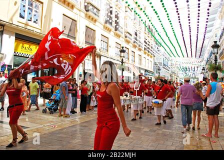 Marching band lungo Calle Marques de Larios alla fiera di Malaga, Malaga, Spagna. Foto Stock