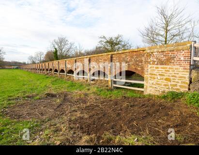 15th secolo Maud Heath's Causeway attraversando la pianura alluvionale del fiume Avon, Tytherton Kellaways, Langley Burrell, Wiltshire, Inghilterra, Regno Unito Foto Stock