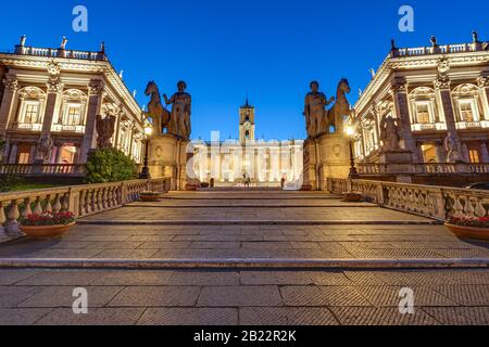 La Cordonata e Piazza del Campidoglio a Roma di notte Foto Stock