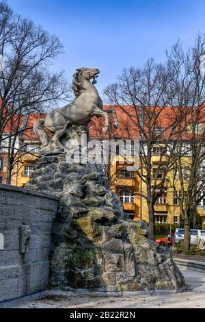 Siegfriedbrunnen, Rüdesheimer Platz, Wilmersdorf, Berlino, Deutschland Foto Stock