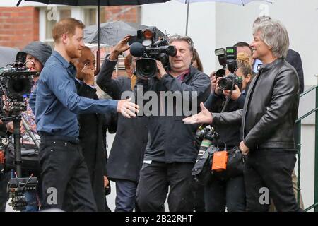 Abbey Road Studios, Londra, Regno Unito 28 febbraio 2020 - il principe Harry, duca del Sussex, arriva agli Abbey Road Studios a North West London e a mets Jon Bon Jovi, un cantautore americano. Il Duca del Sussex incontrerà i membri del Coro Invictus Games, come hanno registrato un singolo in aiuto della Invictus Games Foundation. Credito: Dinendra Haria/Alamy Live News Foto Stock