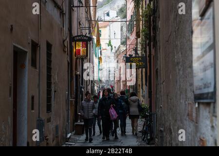 Scorcio del centro storico del villaggio ligure di Finalborgo, Italia Foto Stock