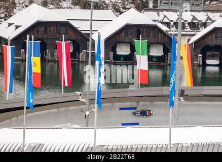 29 febbraio 2020, Baviera, Schönau Am Königssee: Luge: Coppa del mondo, Mueller di Yannick dell'Austria (davanti) e Frauscher di Armin alle doppie degli uomini nella curva di Echowand. Foto: Peter Kneffel/Dpa Foto Stock