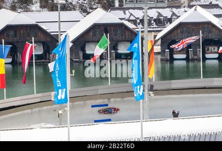 29 febbraio 2020, Baviera, Schönau Am Königssee: Luge: Coppa del mondo, i tedeschi Tobias Wendl (fronte) e Tobias Arlt alle doppie degli uomini nella curva Echowand. Foto: Peter Kneffel/Dpa Foto Stock