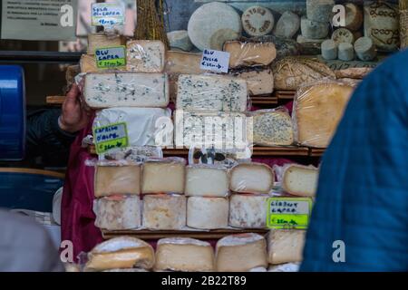 Scorcio del centro storico del villaggio ligure di Finalborgo, Italia Foto Stock