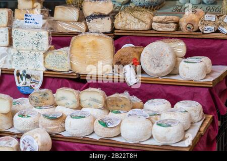 Scorcio del centro storico del villaggio ligure di Finalborgo, Italia Foto Stock