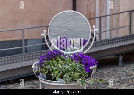 Scorcio del centro storico del villaggio ligure di Finalborgo, Italia Foto Stock