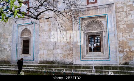 Bursa/ Turchia - 02/16/2020: Storica Moschea Gazi Orhan, architettura ottomana del XIV secolo, la moschea è stata costruita nel 1339. Vista esterna dalla moschea. BU Foto Stock