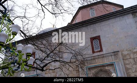 Bursa/ Turchia - 02/16/2020: Storica Moschea Gazi Orhan, architettura ottomana del XIV secolo, la moschea è stata costruita nel 1339. Vista esterna dalla moschea. BU Foto Stock