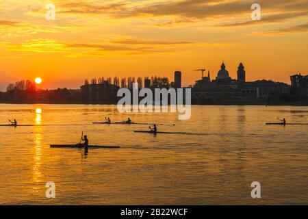 Kayak sul Lago inferiore di fronte al suggestivo centro storico di Mantova Foto Stock