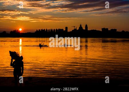 Kayak sul Lago inferiore di fronte al suggestivo centro storico di Mantova Foto Stock