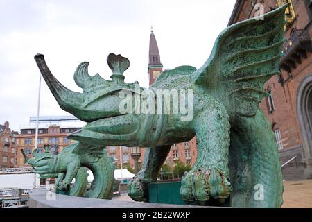 Statua di bronzo del drago di fronte al municipio di Copenaghen, Danimarca Foto Stock