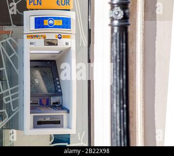 Euronet ATM rotto, fuori servizio, bancomat, schermo in vetro frontale danneggiato frantumato. Furto ATM, concetto di sicurezza, fuori servizio, vista laterale Foto Stock