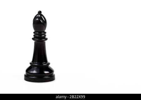 Semplice un singolo pezzo di scacchi nero lucido vescovo figura da solo, isolato su sfondo bianco, oggetto tagliato fuori, grande pezzo di gioco scacchi elemento set, semplicistico Foto Stock