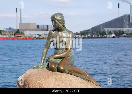 Vista della statua della Sirenetta a Copenhagen, Danimarca Foto Stock