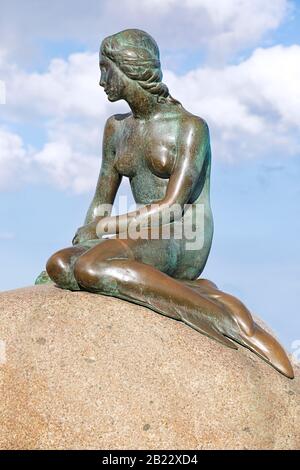 Vista della statua della Sirenetta a Copenhagen, Danimarca Foto Stock