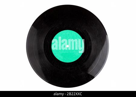 Sporco molto graffiato ha distrutto il modello di registrazione in vinile, disco con un vuoto, etichetta blu chiaro isolato su bianco, spazio di copia. Foratura semplice Foto Stock