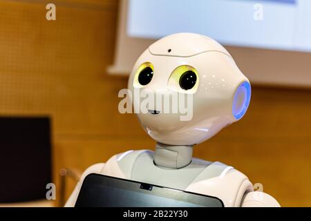 Pepper - il robot semi-umanoide giapponese assistente closeup, ritratto . Intelligenza artificiale, moder Foto Stock