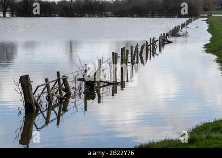 La campagna allagata vicino al villaggio di Melverley, Shropshire dopo il fiume Severn scoppiò le sue banche causando la peggiore inondazione di thew per 20 anni Foto Stock