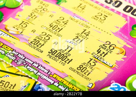 Cracow, Małopolska / Polonia - circa gennaio 2019: Carta gratta polacca lotteria gratta-fuori, scratchie con numeri. Dipendenza da gioco, wi Foto Stock