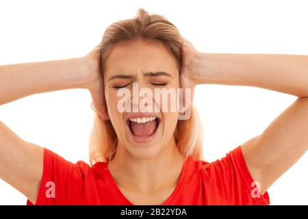 Bel gesto giovane donna non vuole sentire tiene le mani sulle orecchie isolato su sfondo bianco Foto Stock