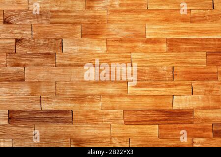 Bel pannello di tavole di legno scheggiato tessitura e sfondo di legno vecchio. Mosaico di vecchie doghe di legno. Immagine orizzontale. Foto Stock