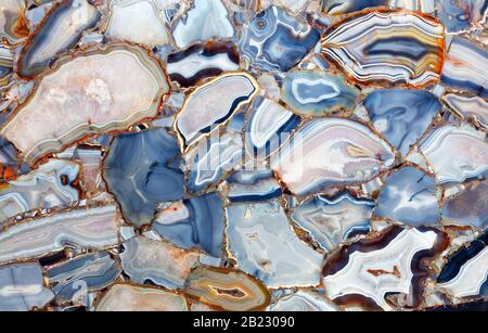 Fantastiche gemme con vista in sezione trasversale dall'affascinante blu bianco Agate Crystal. Superficie cristallo agato naturale, macro di pietra minerale primo piano. Foto Stock