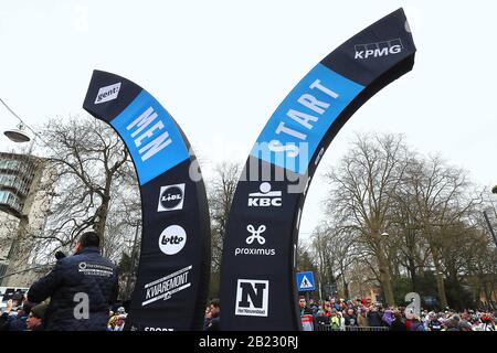 Nove, Belgio. 29th Feb, 2020. Nove, 29-02-2020, ciclismo, omloop het nieuwsblad, Mike Teunissen, inizio di Omloop Het Nieuwsblad Credit: Pro Shots/Alamy Live News Foto Stock