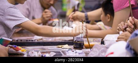 Pechino, СHINA - 01 GIUGNO 2019: I bambini cinesi imparano a dipingere con giocattoli in ceramica fatti in casa. Foto Stock