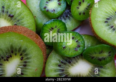 Closeup di frutta kiwi a fette e bacche kiwi. Foto Stock