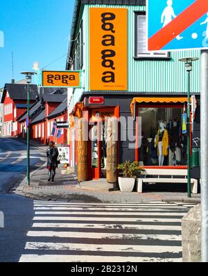 Reykjavik, Islanda - 19 aprile 2014: Scena stradale a Reykjavik, capitale dell'Islanda con edifici colorati nel centro della città. Foto Stock