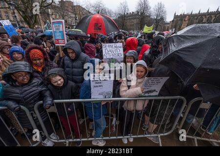 Greta Thunberg partecipa al rally sul cambiamento climatico a Bristol UK sulla 28th di Feb 2020. Un rally a Bristol da Youth Strike Per il clima Bristol. Nella foto, i manifestanti si riuniscono su College Green, Bristol, UK by Gavin Crilly Photography, NO SALES, NO SYNDICATION contact for more information mob: 07810638169 web: www.pressphotographergloucestershire.co.uk email: gavincrilly@gmail.com il copyright fotografico (© 2015) è mantenuto esclusivamente dal creatore di opere in ogni momento e le vendite, la syndication o l'offerta del lavoro per la pubblicazione futura a una terza parte senza che il fotografo abbia conosciuto Foto Stock