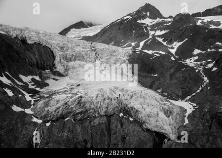 Alaska, Stati Uniti - 07 ago 2008 - veduta aerea di un ghiacciaio di calving in Prince William Sound Alaska USA. Come molti ghiacciai nel mondo, sono per lo più melt Foto Stock