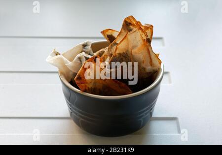 I Teabags usati in una ciotola sul bordo di drenaggio Foto Stock