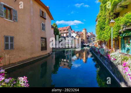 Il fiume Thiou, Quai de l'Ile e Vieille Ville (la città vecchia) di Annecy, Francia, visto dal ponte Passage de l'Ile in un luminoso giorno di settembre Foto Stock