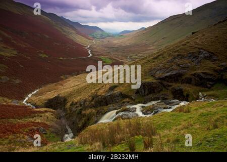 Newlands Pass nel Lake District, con Grisedale Pike in lontananza Foto Stock