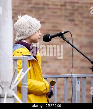 Greta Thunberg attivista svedese per il clima rivolgendosi alle folle alla marcia School Strike for Climate su College Green a Bristol venerdì 28th febbraio 2020 Foto Stock