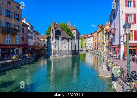 Le Palais de i'llle, un castello medievale e un'ex prigione nel mezzo del fiume Thiou ad Annecy, Francia, in un chiaro giorno di settembre. Foto Stock