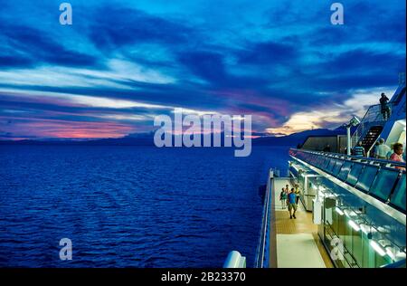 Tramonti in lontananza come il sole Principessa parte Aotau PNG Papua Nuova Guinea Blu per quanto l'occhio può vedere Foto Stock