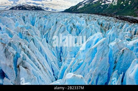 Alaska, Stati Uniti - 07 ago 2008 - veduta aerea di un ghiacciaio di calving in Prince William Sound Alaska USA. Come molti ghiacciai nel mondo, sono per lo più melt Foto Stock