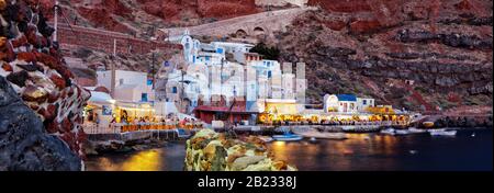 Il pittoresco porto di Ammoudi a Oia. Isola di Santorini, Grecia. Foto Stock