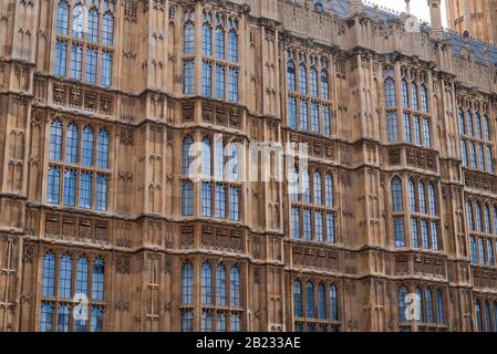 Facciata a finestre del Palazzo di Westminster, Londra, Regno Unito Foto Stock